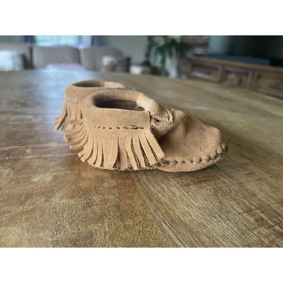 Minnetonka Baby Moccasins Size 0 Brown Suede Fringe Soft Sole Crib Shoes - Picture 2 of 6